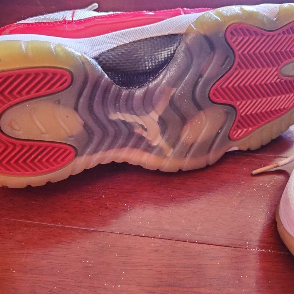 Cherry Nike - Picture 3 of 3